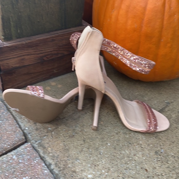 Women shoes heels - Picture 2 of 3